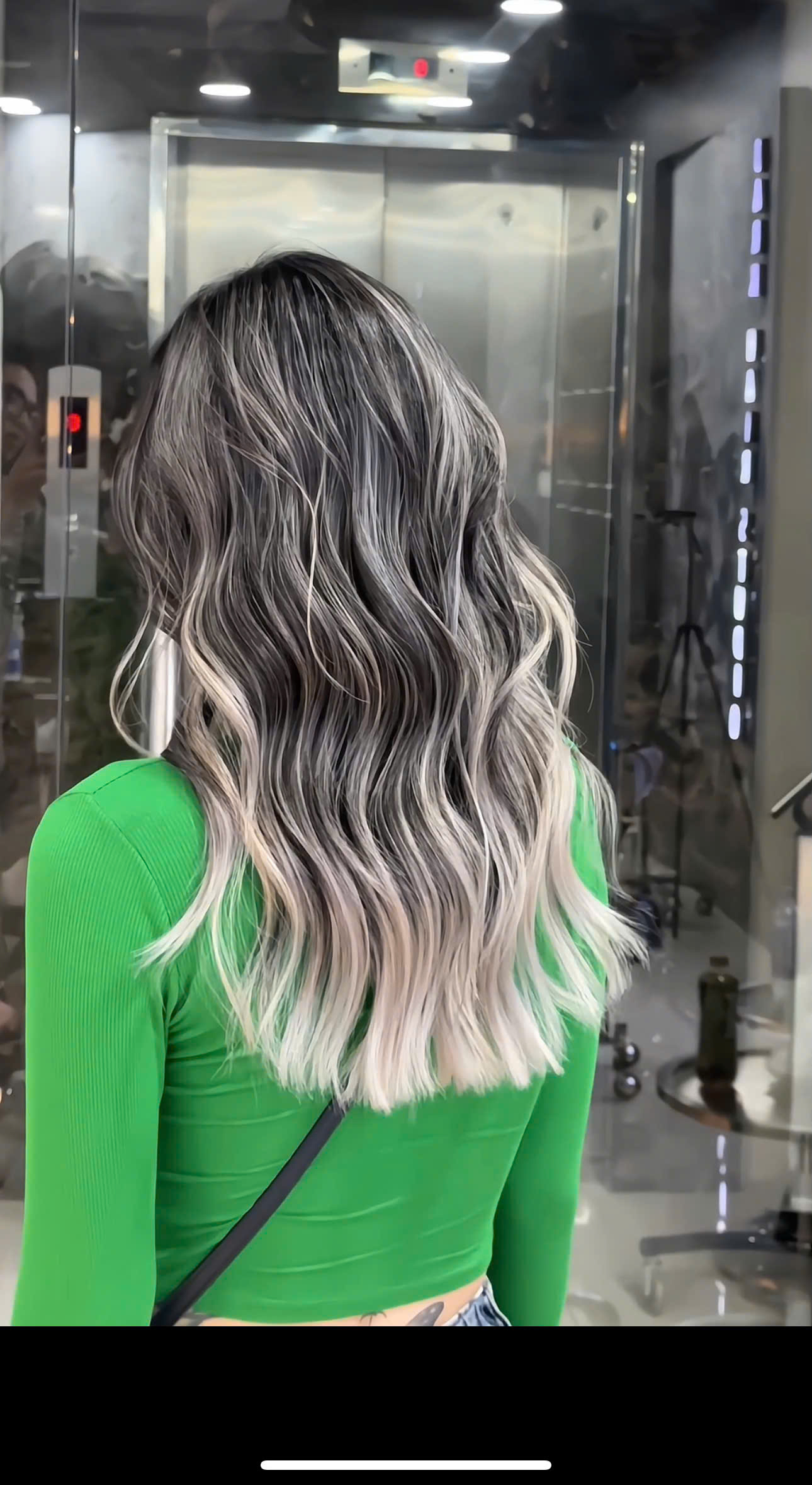 buộc tóc chặt gây rụng tóc - Dark Hair Studio